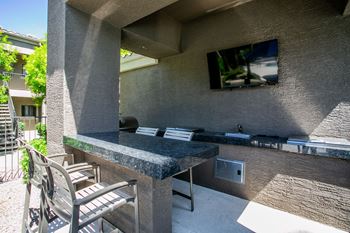 Ridgegate apartments poolside bbq area